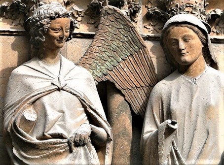 Cathédrale de Reims. L’ange et la Vierge constituent le groupe de l’annonciation de l’ébrasement du portail central. Photo © FC